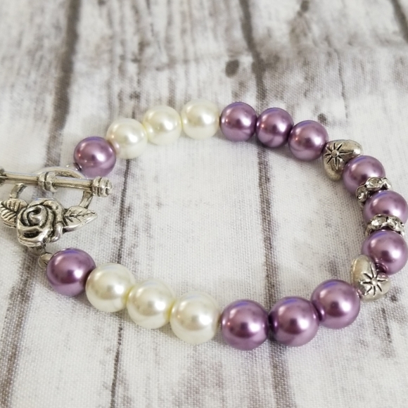 Pretty purple & white glass pearl bead bracelet - Picture 5 of 8